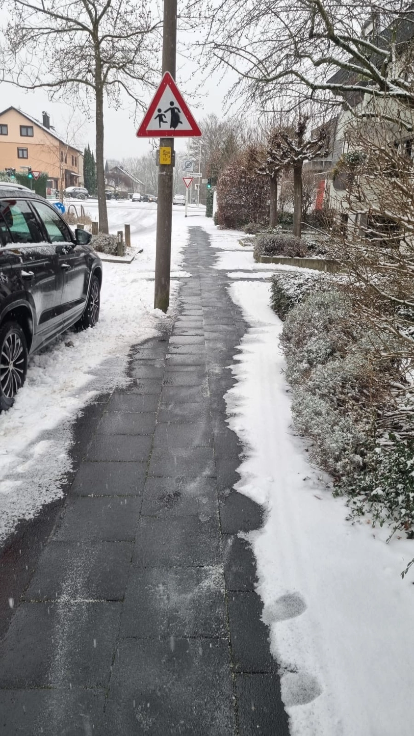 Seiffert Hausmeisterservice – Hausmeisterservice – eine ruhige, mit frisch gefallenem Schnee bedeckte Vorstadtstraße