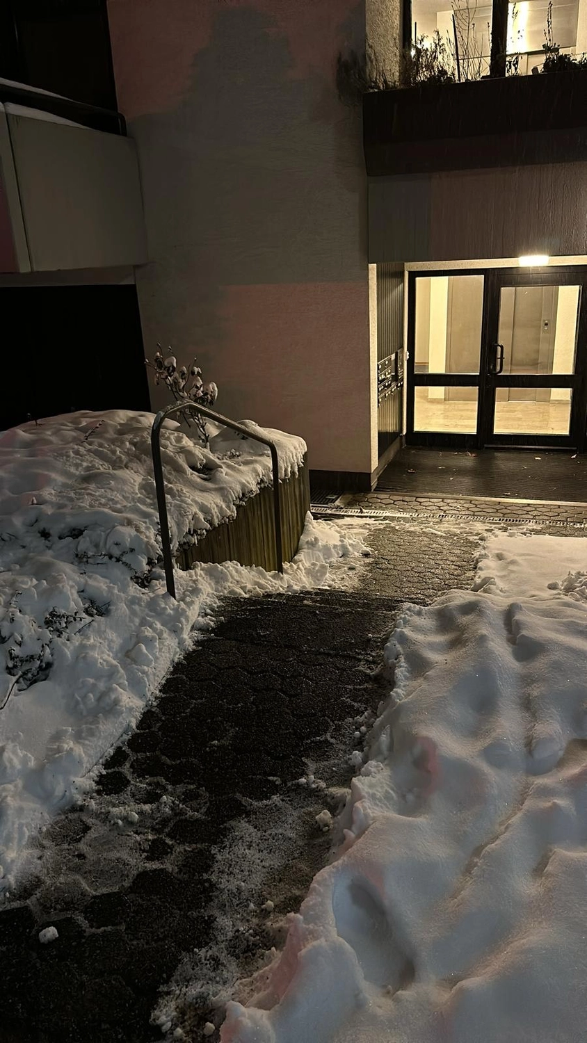 Seiffert Hausmeisterservice – Hausmeisterservice – Winterszene mit verschneitem Hauseingang