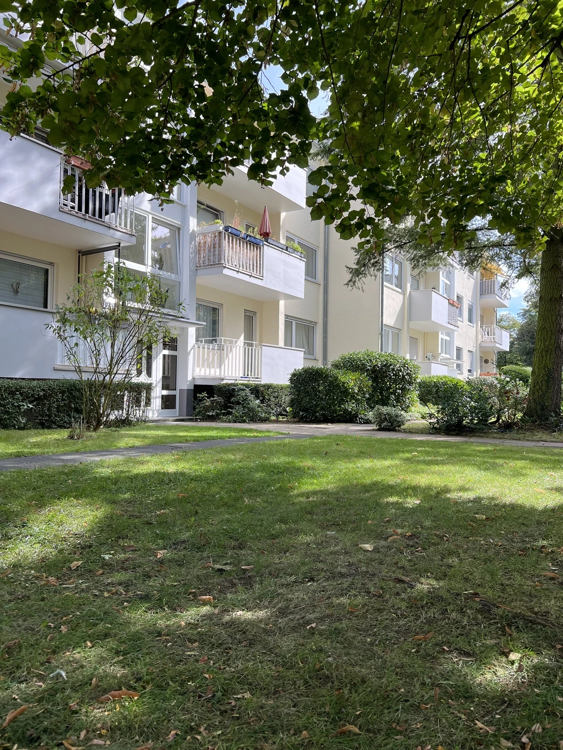 Seiffert Hausmeisterservice – Hausmeisterservice – ein modernes Mehrfamilienhaus mit umlaufendem grünen Innenhof